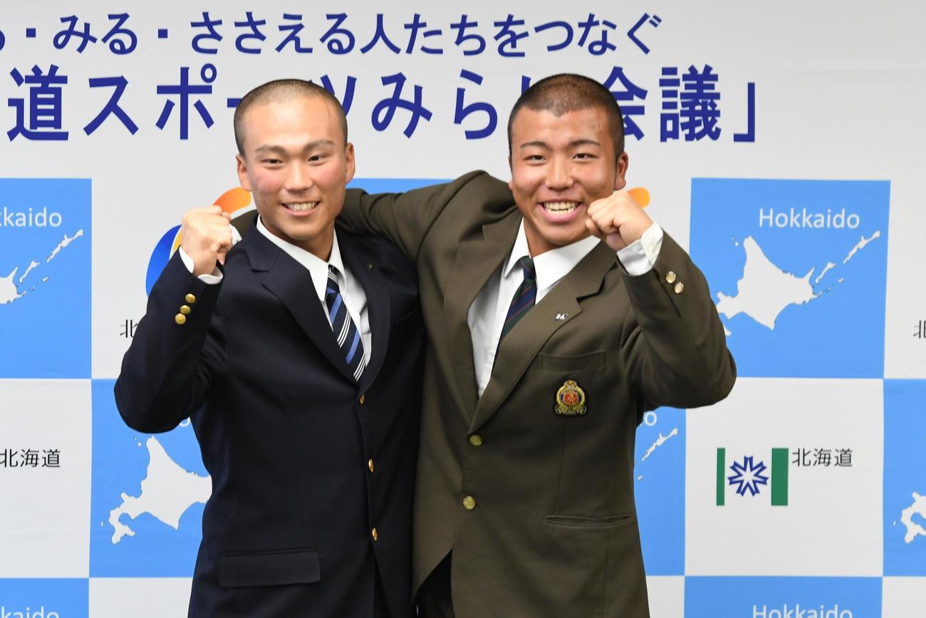 肩を組んでガッツポーズする北海の金沢主将（左）と別海の中道主将（撮影・石井翔太）