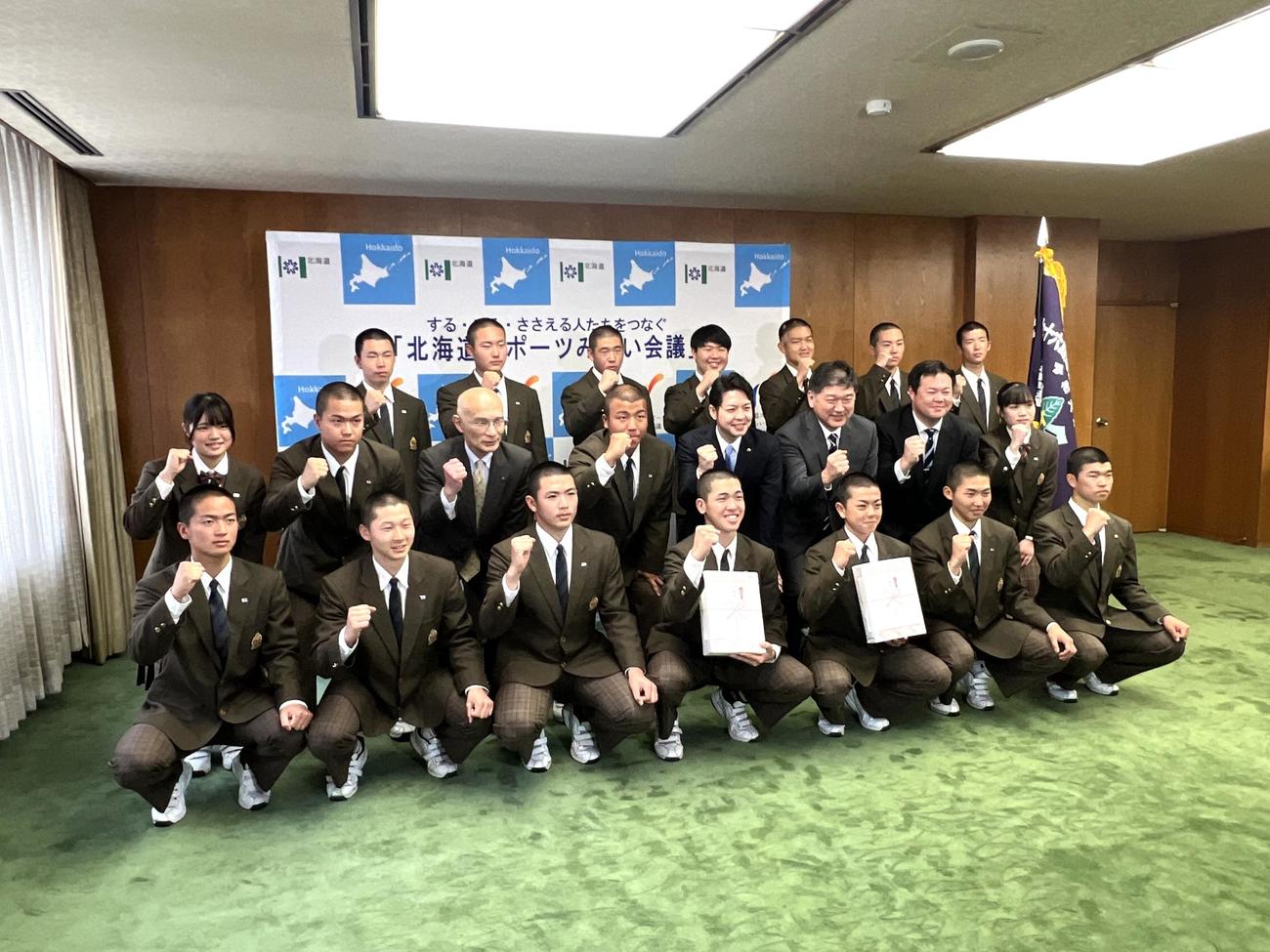 鈴木知事（2列目左から5人目）と記念撮影する別海のメンバーら（撮影・石井翔太）