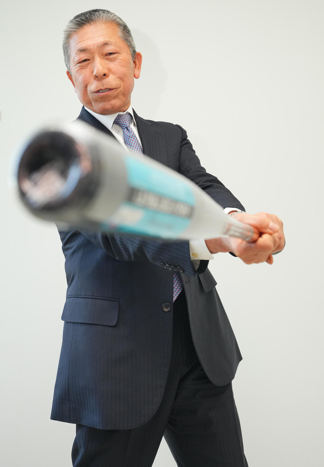 新基準金属バットを手にする日本高等学校野球連盟技術・振興委員でU18高校日本代表の小倉監督（撮影・垰建太）
