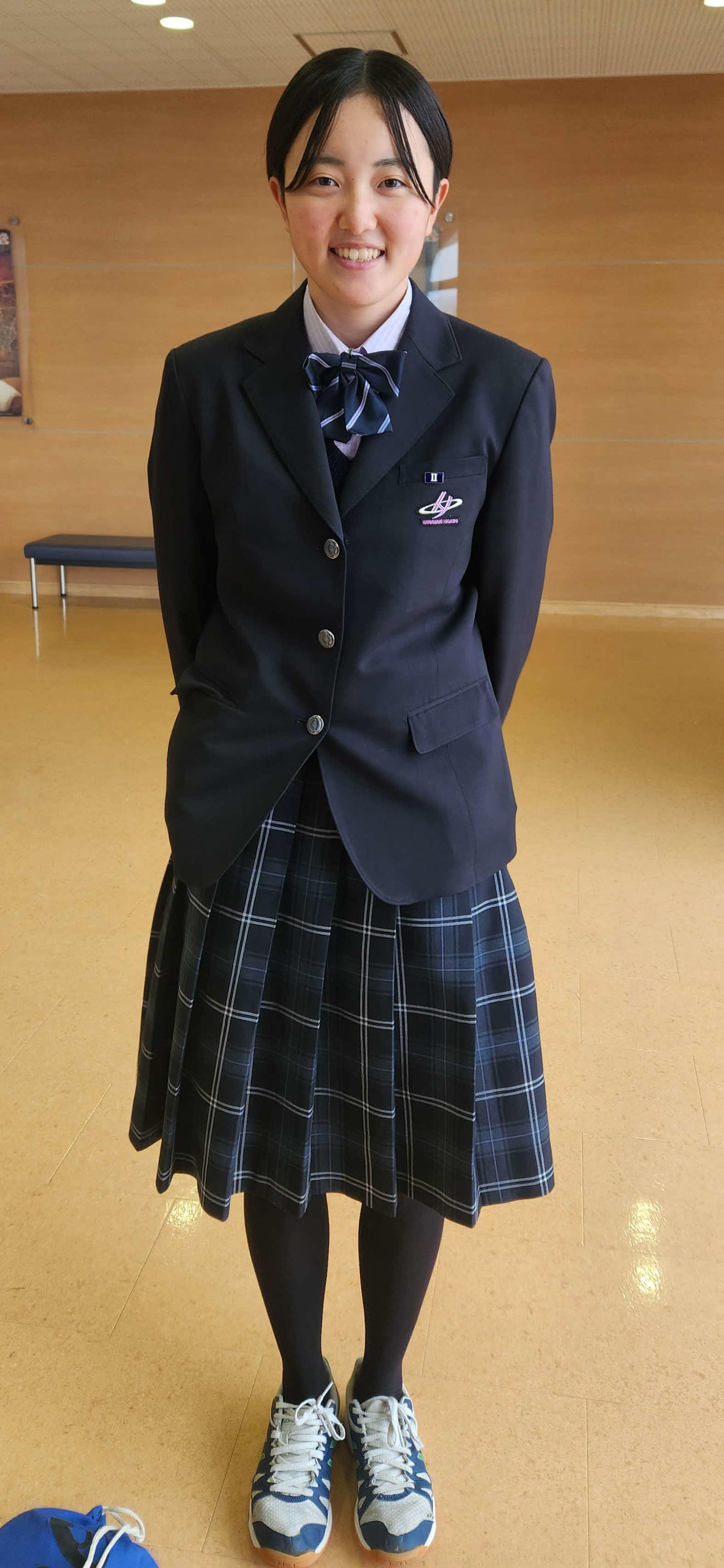 花巻東の卒業式に出席し、兄・麟太郎の卒業を祝福する妹の佐々木秋羽（撮影・保坂淑子）