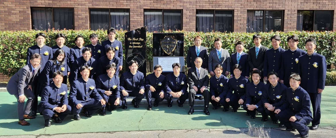 卒業式と除幕式に出席した山梨学院野球部（山梨学院野球部提供）