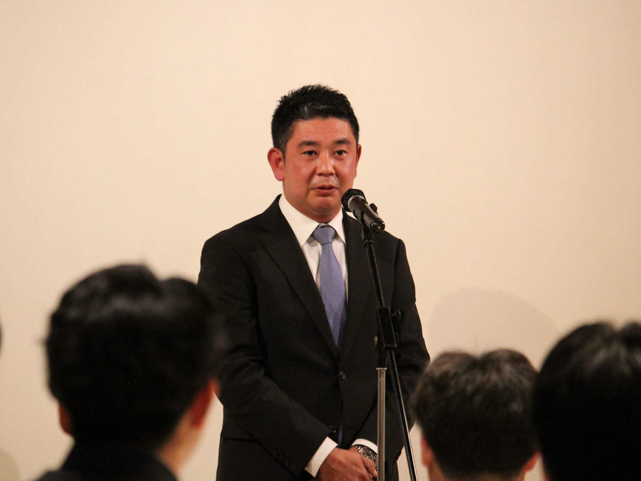 卒業式謝恩会で3年生に「贈る言葉」を伝える横浜・村田監督（撮影・金子真仁）
