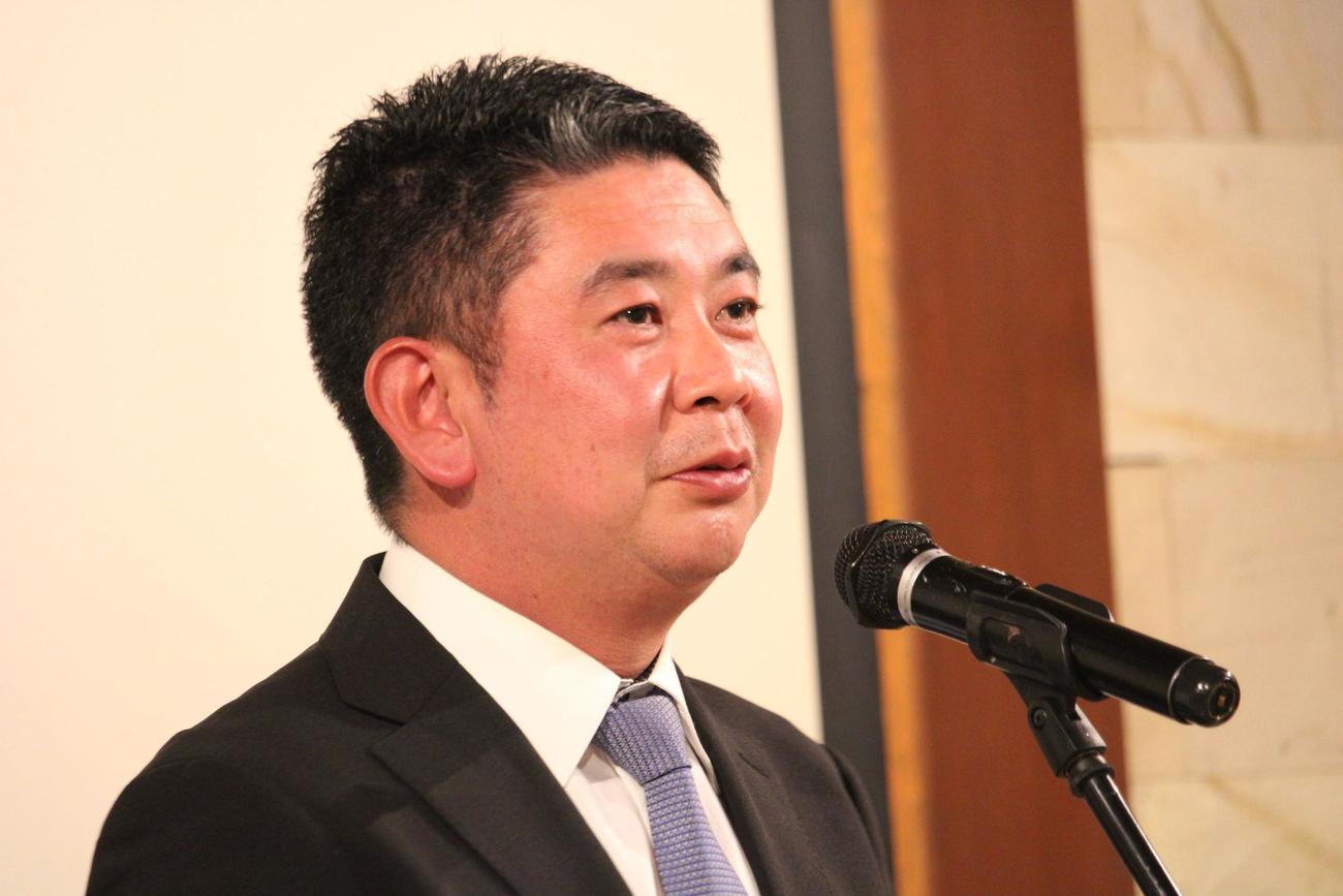 卒業式謝恩会で「贈る言葉」を伝える横浜高校・村田監督（撮影・金子真仁）