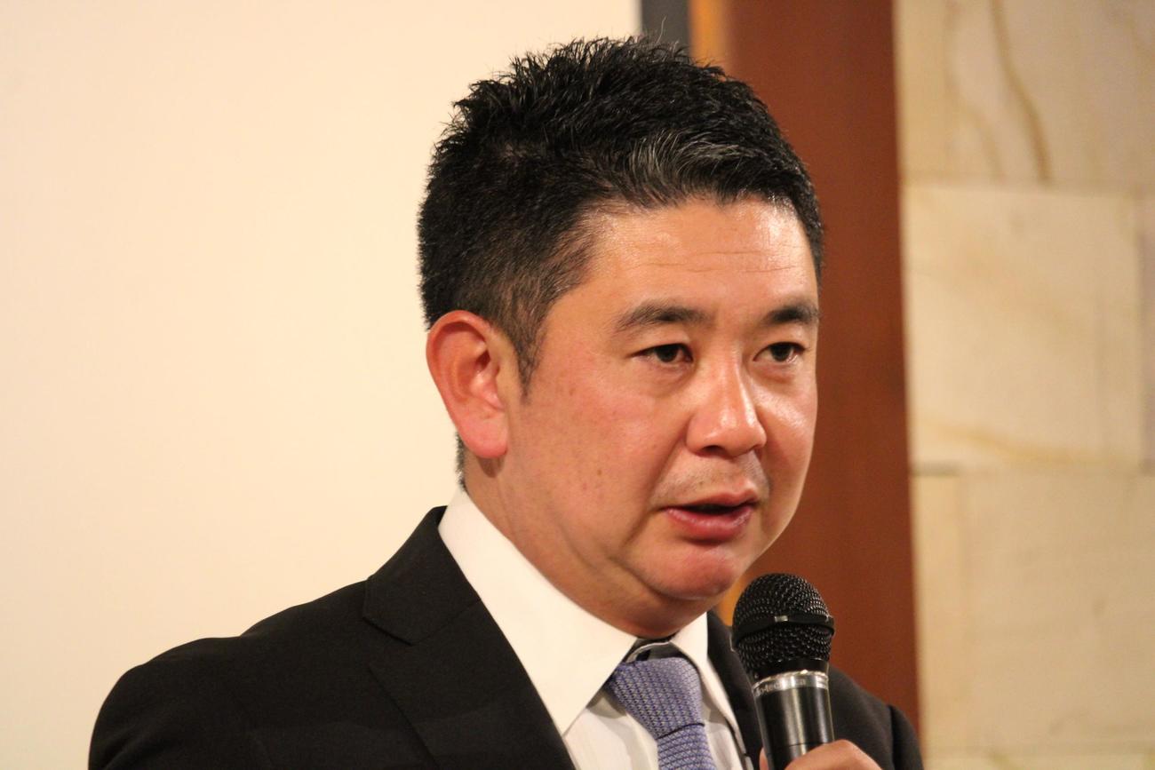 卒業部員たちに「贈る言葉」を話す横浜・村田監督（撮影・金子真仁）