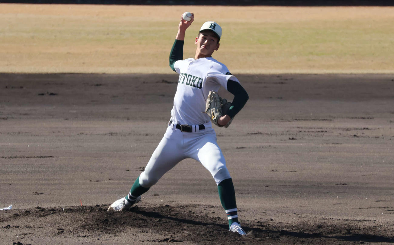 神戸弘陵との練習試合で先発した報徳学園・今朝丸裕喜投手（2年）（撮影・古財稜明）