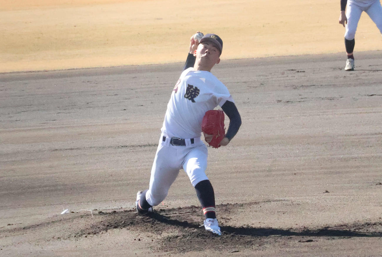 報徳学園との練習試合で先発した神戸弘陵・村上泰斗投手（2年）（撮影・古財稜明）