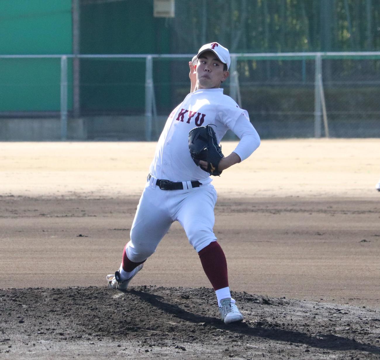 智弁和歌山対耐久　耐久の冷水孝輔投手が初実践マウンドに上がる（撮影・林亮佑）＝2024年3月3日、智弁和歌山グラウンド