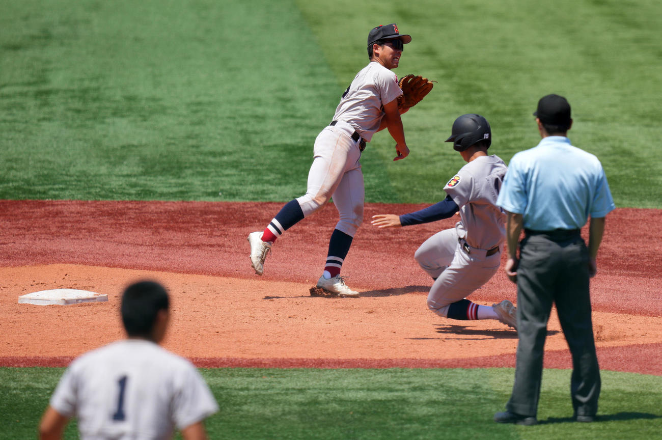 昨年の神奈川大会決勝の9回表慶応無死一塁、緒方は二塁を踏んで一塁へ送球したかに見えたがオールセーフの判定となる