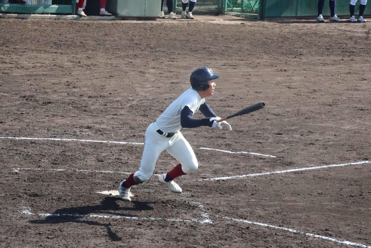 関西学院戦の4回1死走者なしから右中間オーバーの三塁打を放つ大阪桐蔭・徳丸快晴外野手（撮影・古財稜明）