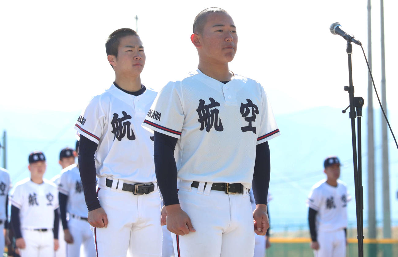 2日、練習試合前に選手宣誓を行う日本航空石川の宝田主将