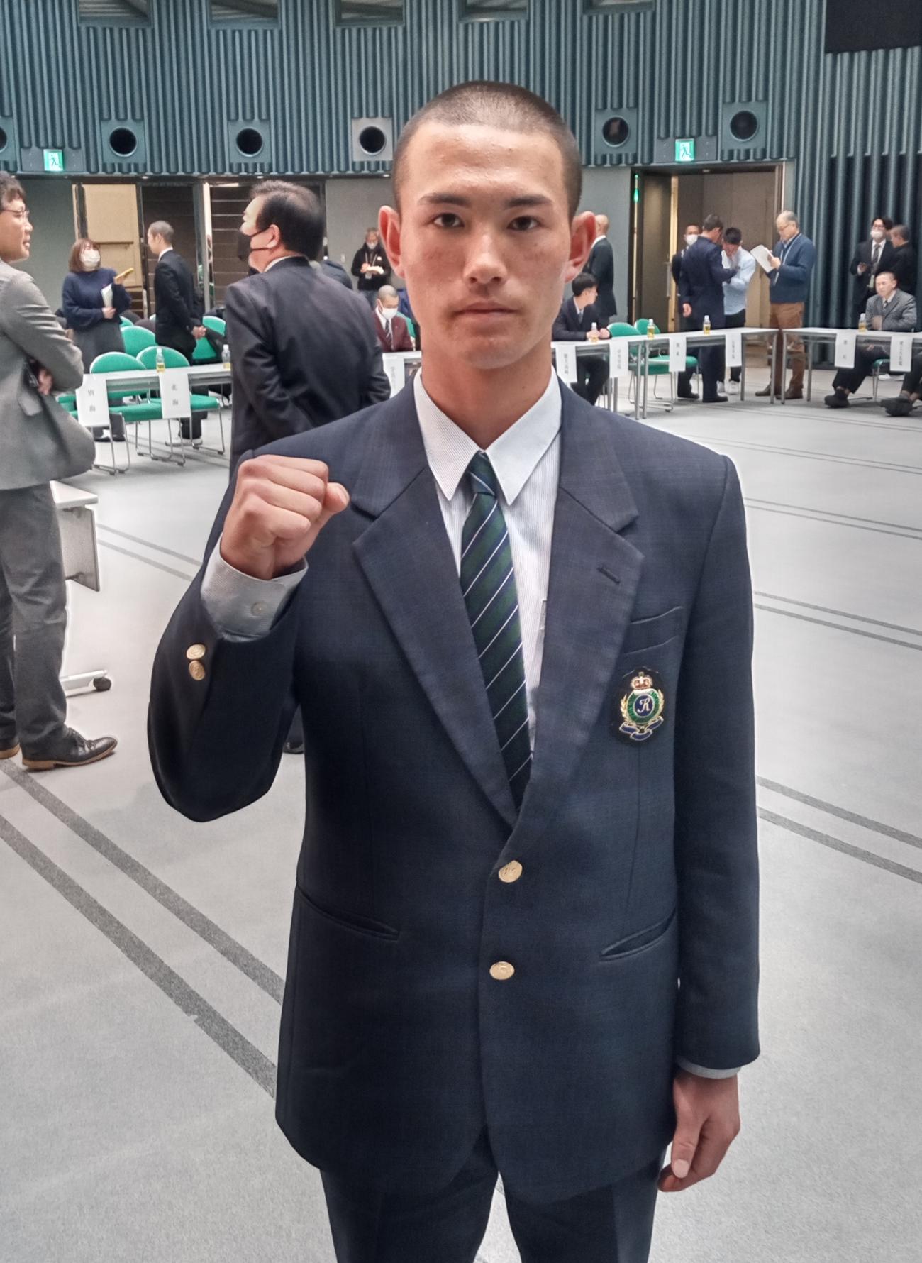 「キャプテントーク」に出席し、ガッツポーズする熊本国府・野田主将（撮影・菊川光一）