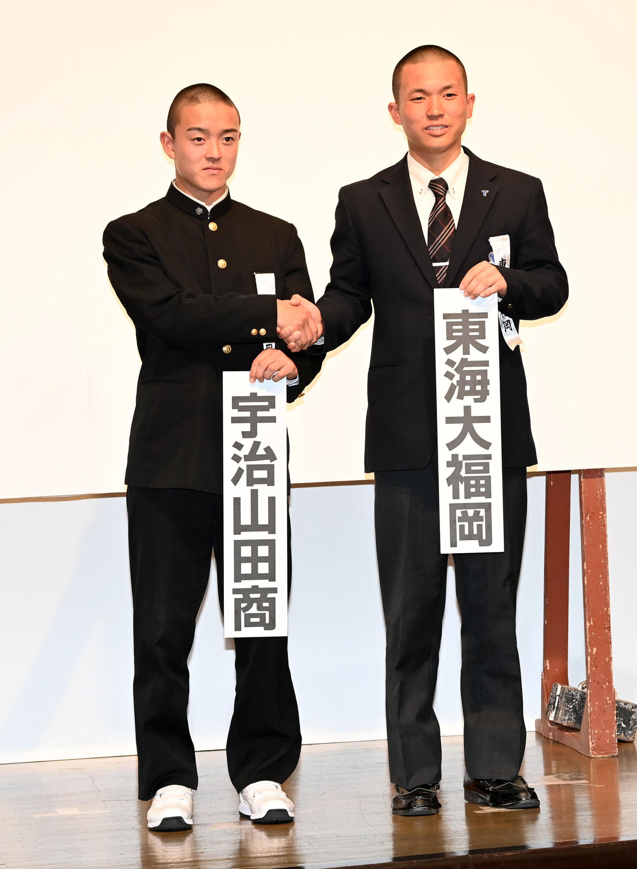 選抜での対戦が決まり健闘を誓う宇治山田商・伊藤主将（左）と東海大福岡・井上主将（撮影・前岡正明）