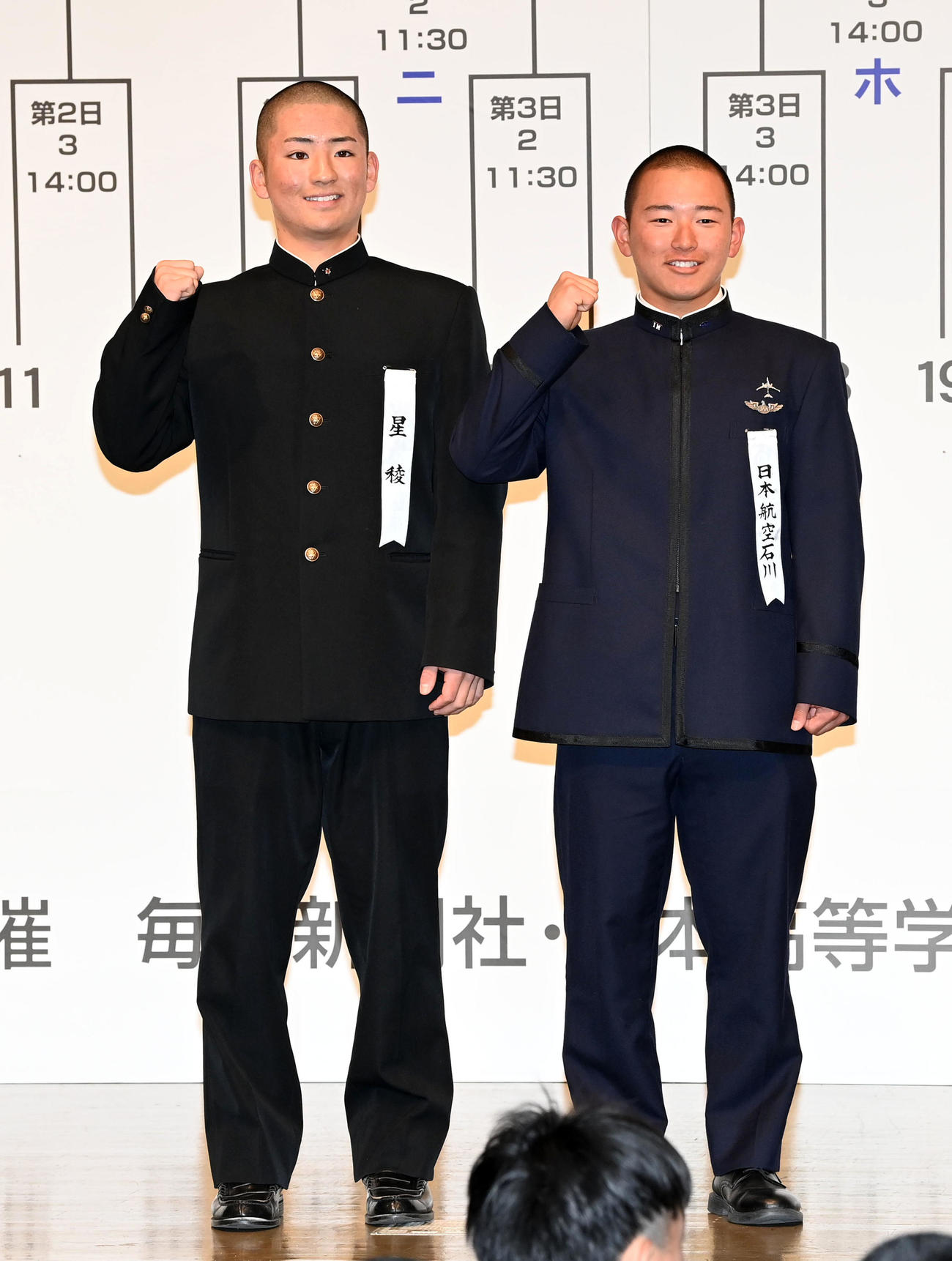 選抜での健闘を誓う石川県勢の星稜・芦硲主将（左）と日本航空石川・宝田主将（撮影・前岡正明）