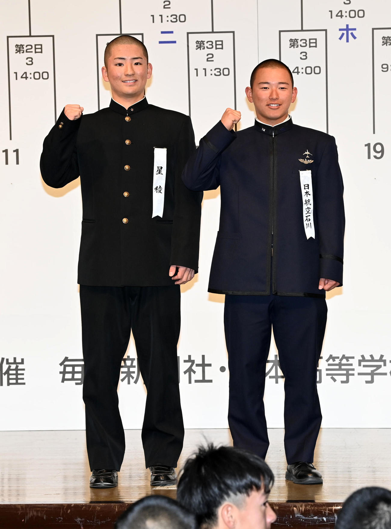 選抜での健闘を誓う石川県勢の星稜・芦硲主将（左）と日本航空石川・宝田主将（撮影・前岡正明）