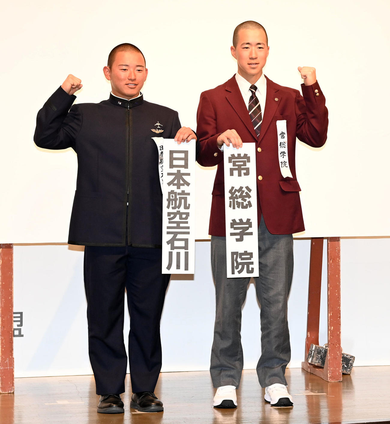 選抜での対戦が決まり健闘を誓う日本航空石川・宝田主将（左）と常総学院・若林主将（撮影・前岡正明）