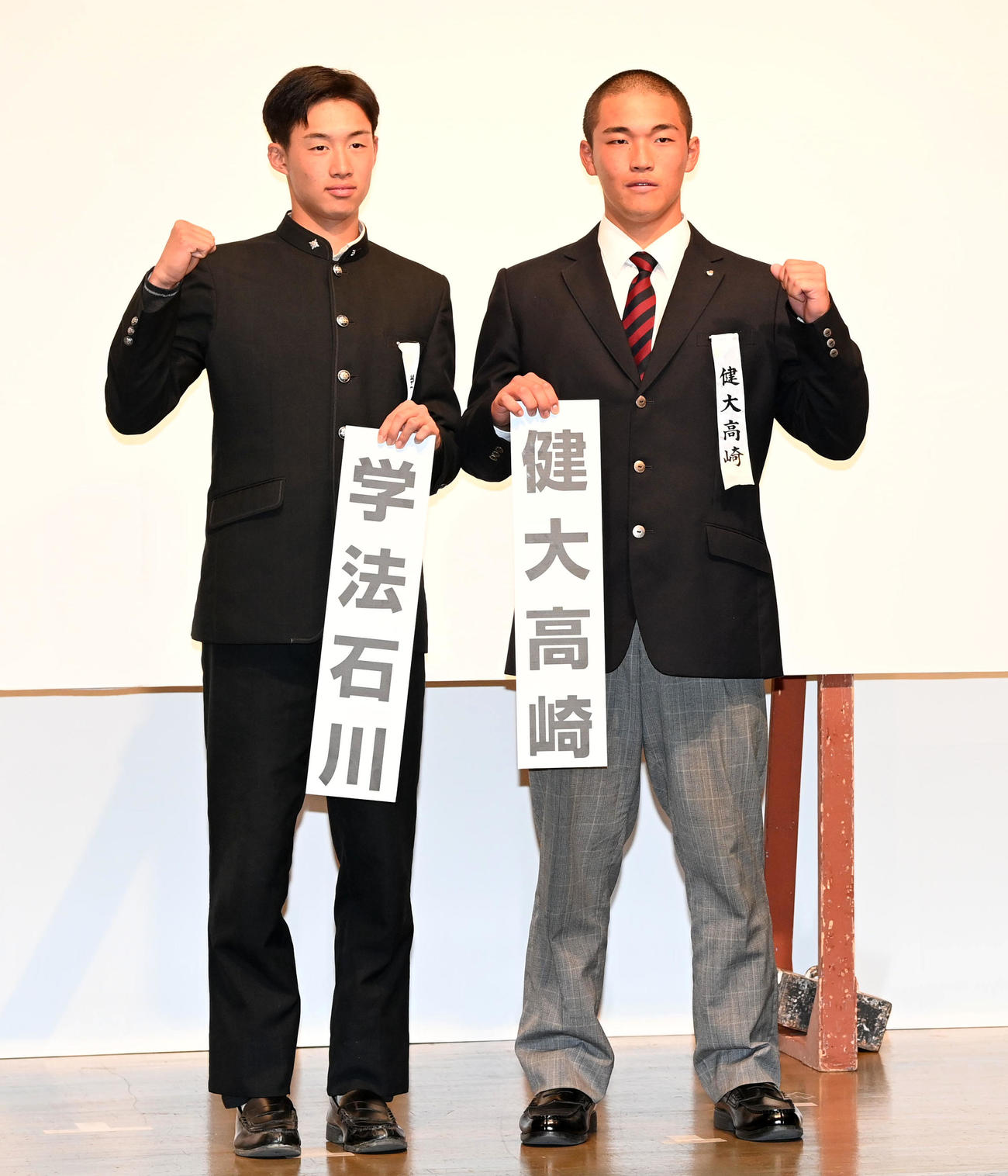 選抜での対戦が決まり健闘を誓う学法石川・小宅主将（左）と健大高崎・箱山主将（撮影・前岡正明）