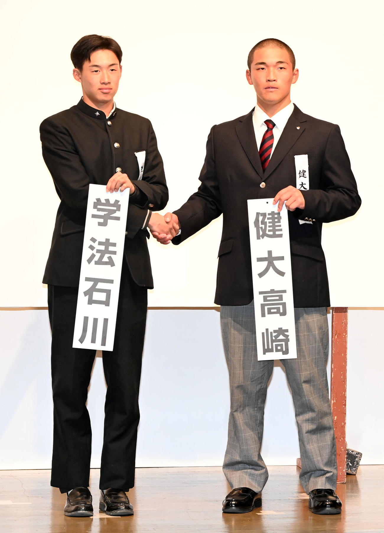 選抜での対戦が決まり健闘を誓う学法石川・小宅主将（左）と健大高崎・箱山主将（撮影・前岡正明）