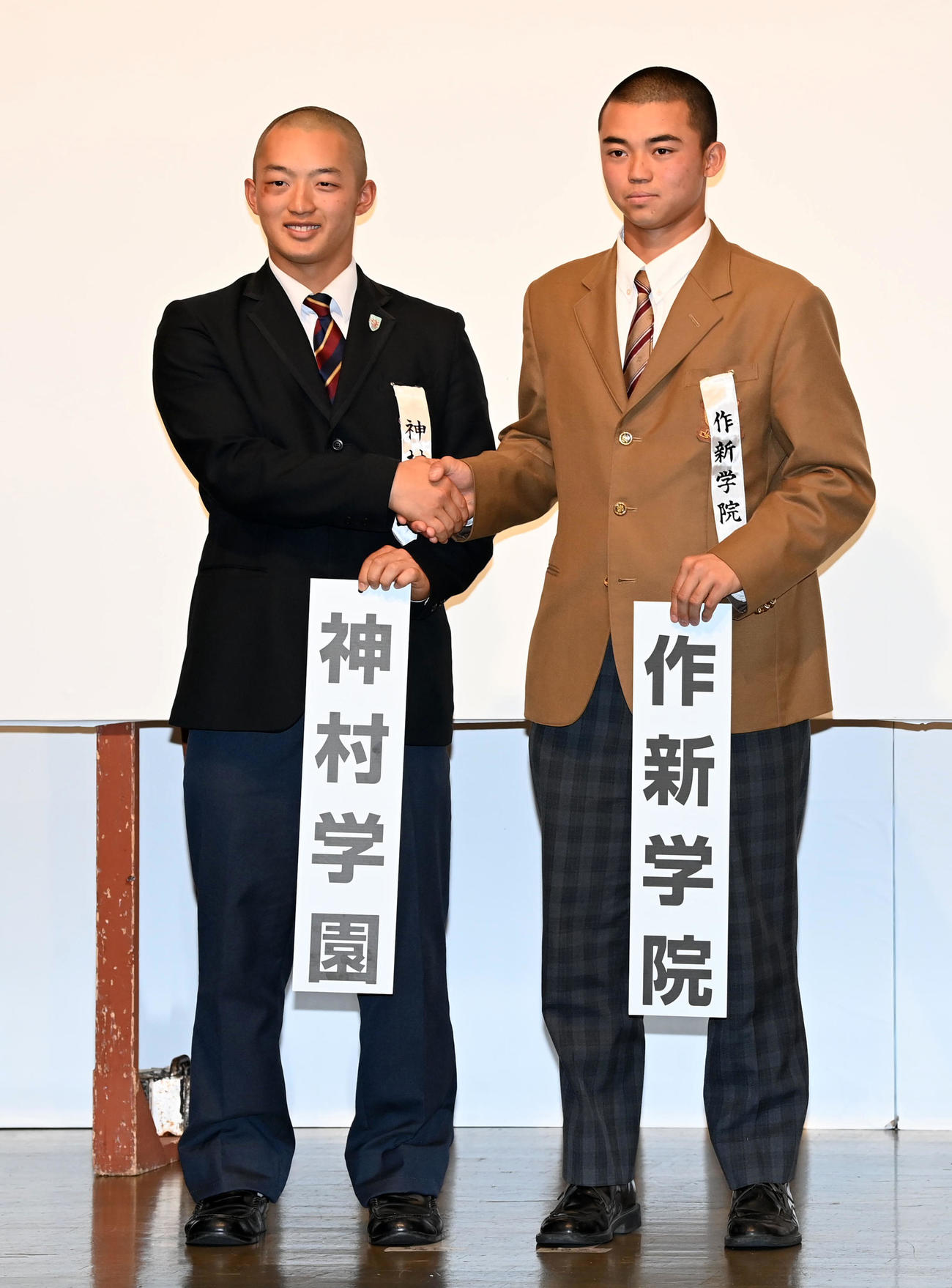 選抜での対戦が決まり健闘を誓う神村学園・川下主将（左）と作新学院・小森主将（撮影・前岡正明）