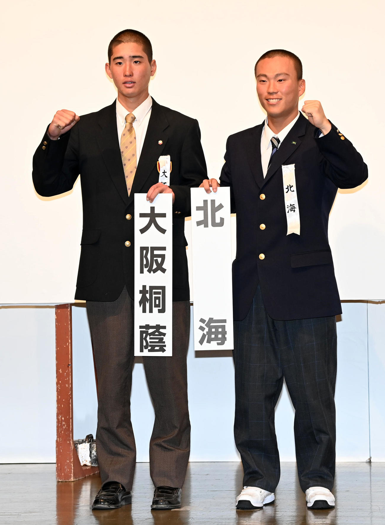 対戦が決まり健闘を誓う大阪桐蔭・宮本主将（左）と北海・金沢主将（撮影・前岡正明）