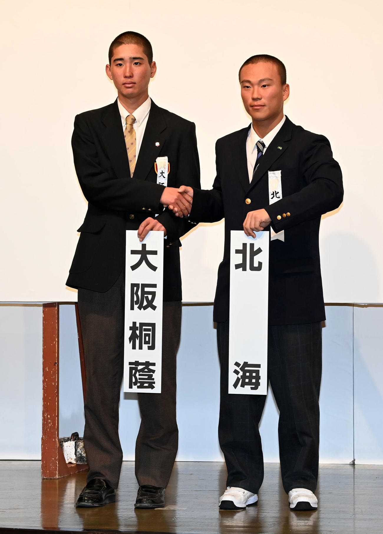 選抜での対戦が決まり健闘を誓う大阪桐蔭・宮本主将（左）と北海・金沢主将（撮影・前岡正明）