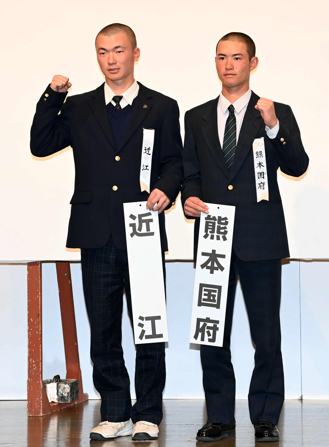 選抜での対戦が決まり健闘を誓う近江・大石主将（左）と熊本国府・野田主将（撮影・前岡正明）