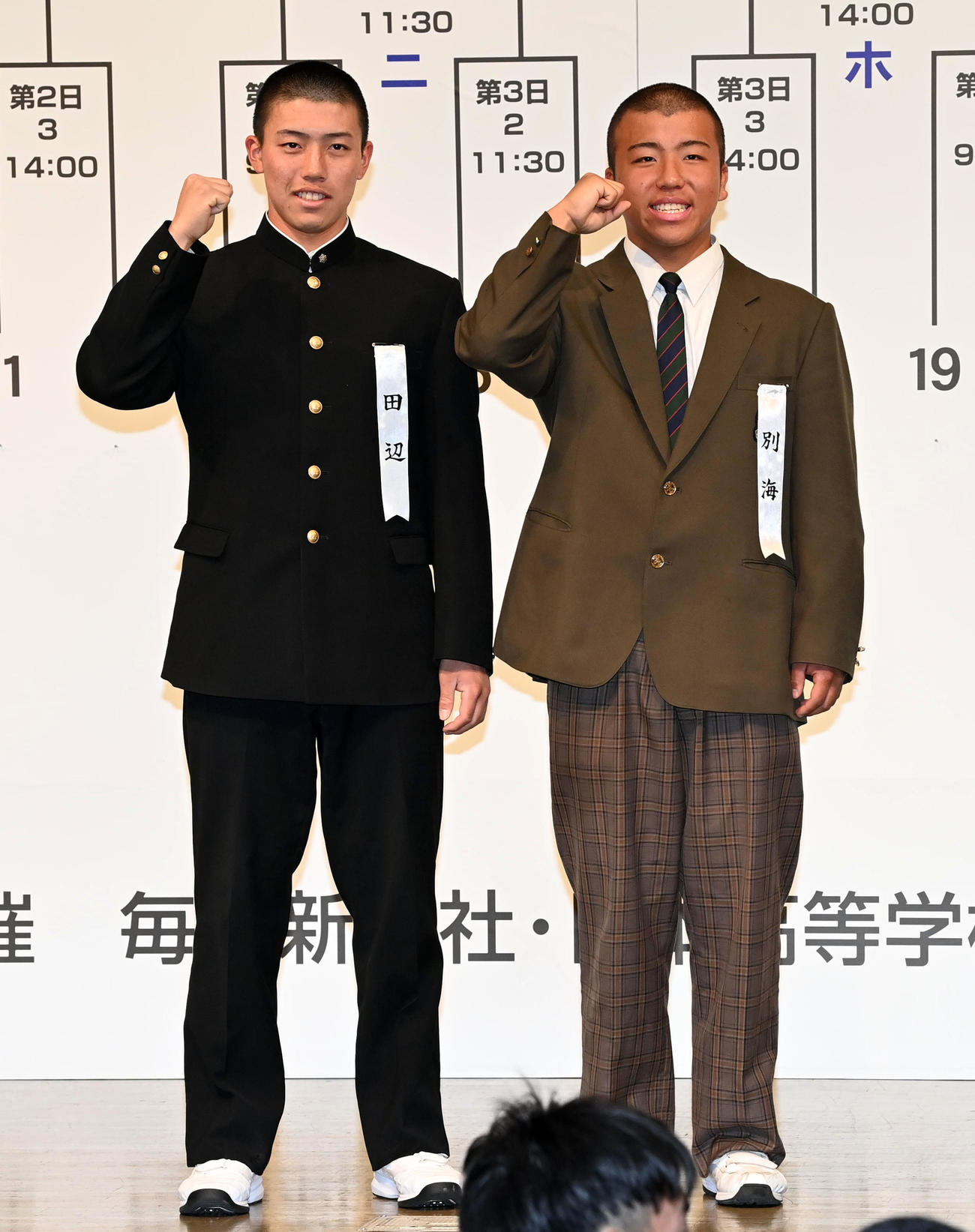 闘志を燃やす21世紀枠で出場する田辺・山本（左）、別海・中道の両校主将（撮影・前岡正明）