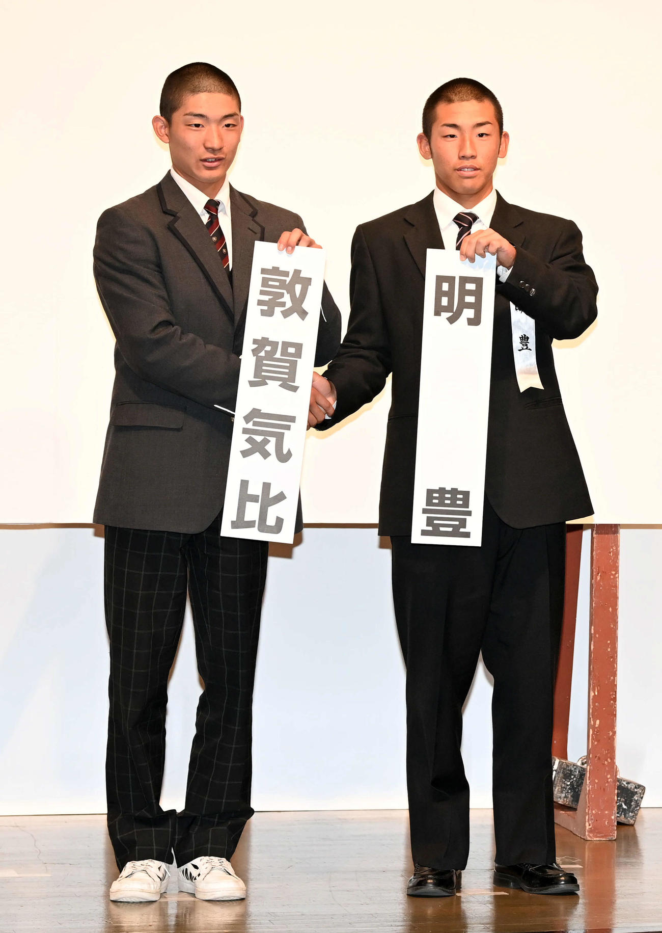 選抜での対戦が決まり健闘を誓う敦賀気比・西口主将（左）と明豊・山内主将（撮影・前岡正明）