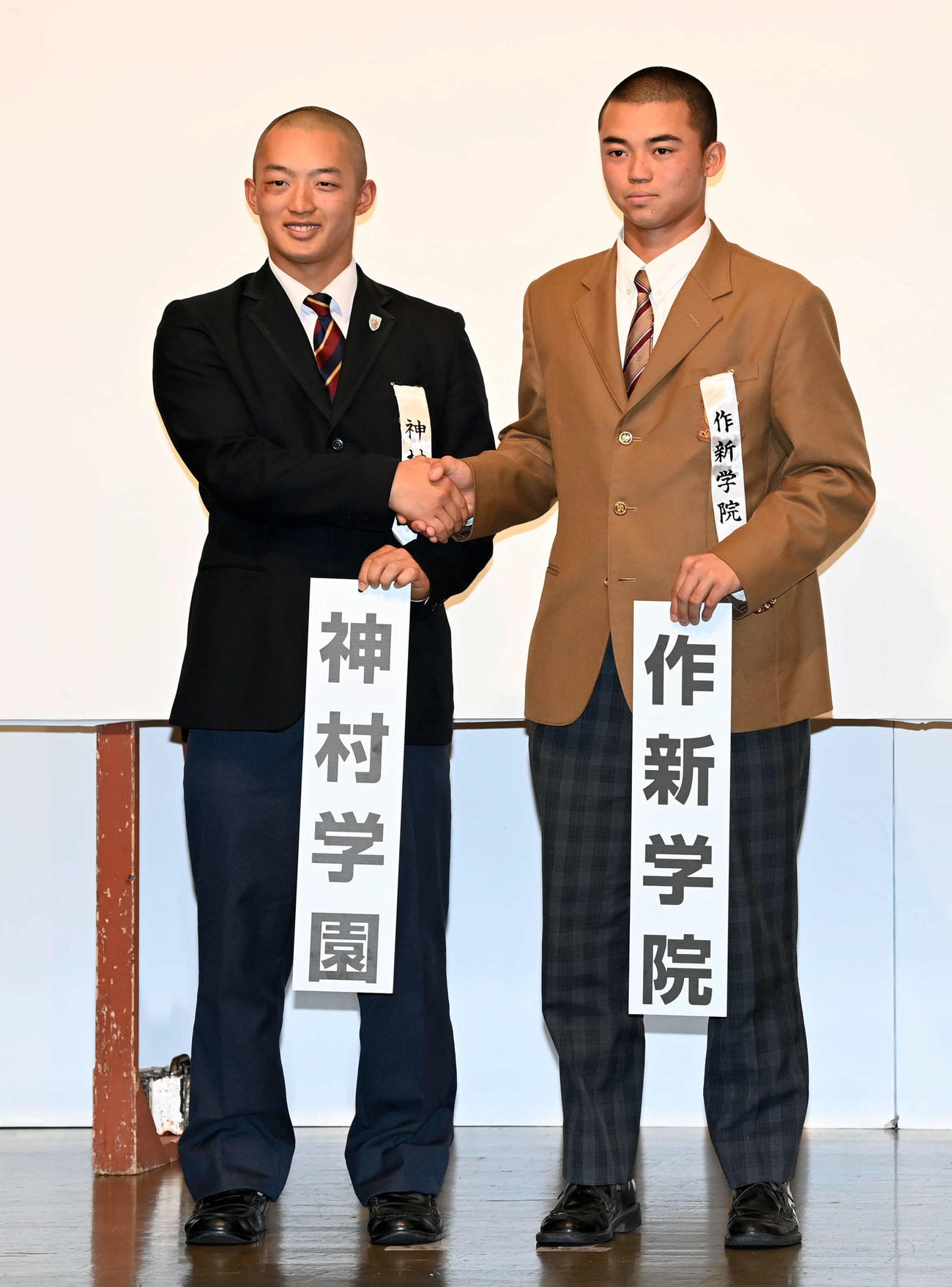 選抜での対戦が決まり健闘を誓う神村学園・川下主将（左）と作新学院・小森主将（撮影・前岡正明）