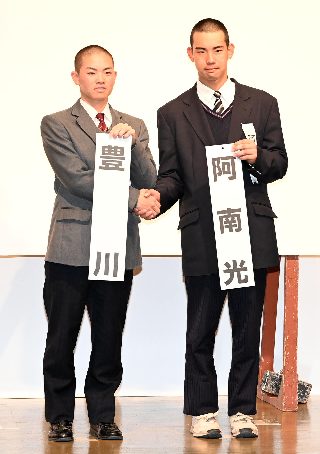 選抜での対戦が決まり健闘を誓う豊川・鈴木主将（左）と阿南光・井坂主将（撮影・前岡正明）