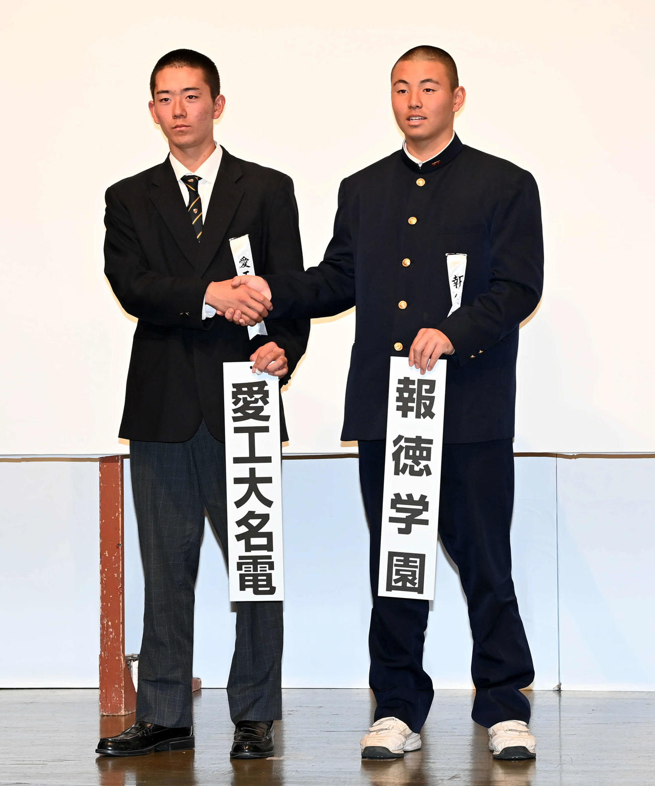 選抜での対戦が決まり健闘を誓う愛工大名電・山口主将（左）と報徳学園・間木主将（撮影・前岡正明）