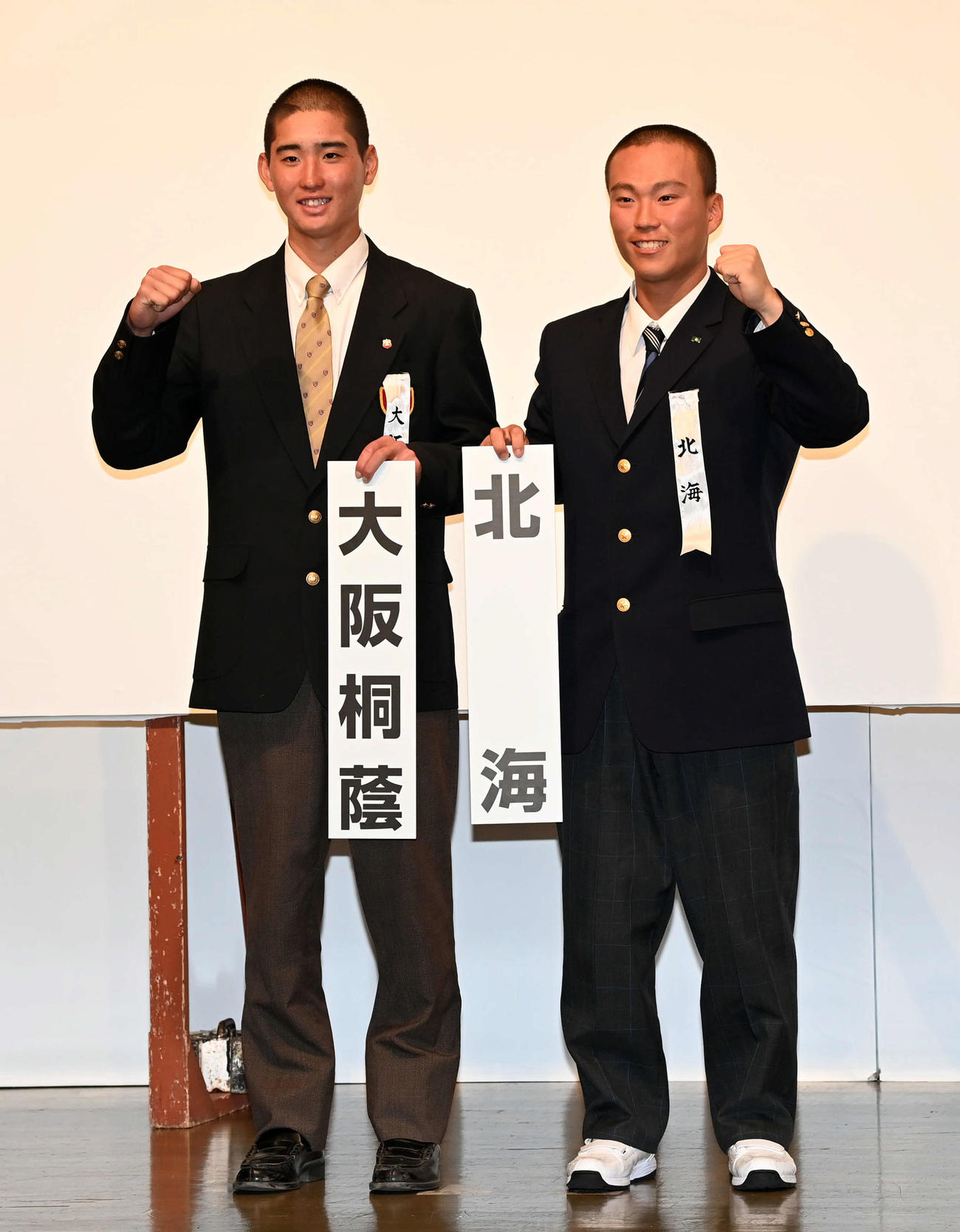 選抜での対戦が決まり健闘を誓う大阪桐蔭・宮本主将（左）と北海・金沢主将（撮影・前岡正明）