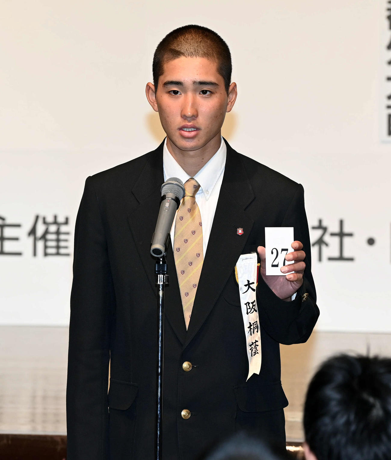 選抜の組み合わせ抽選でくじを引いた大阪桐蔭・宮本主将（撮影・前岡正明）