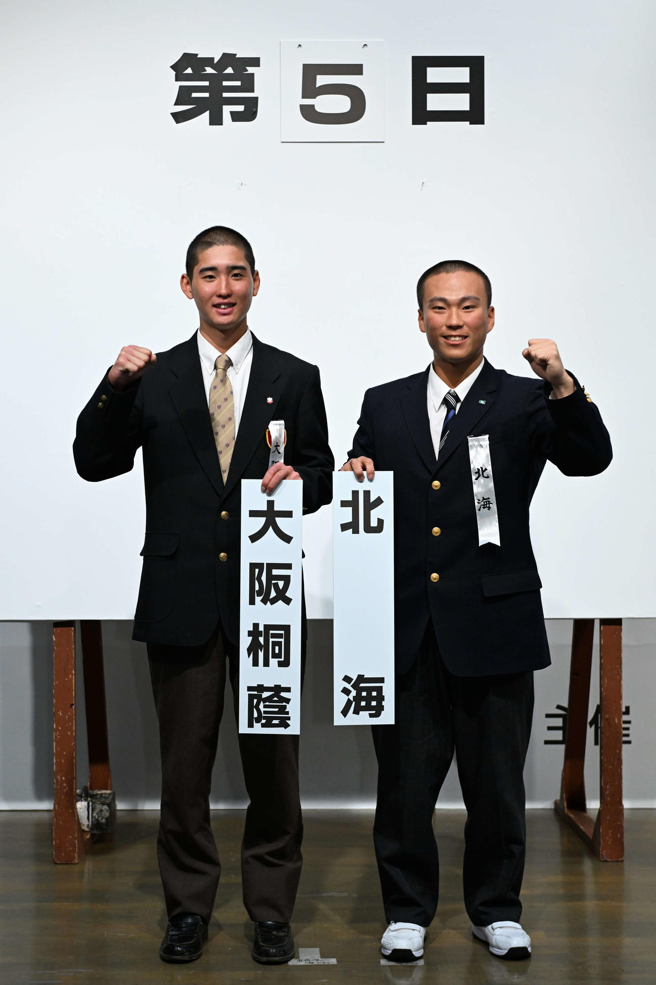 対戦が決まり健闘を誓う大阪桐蔭の宮本主将（左）と北海の金沢主将（代表撮影）