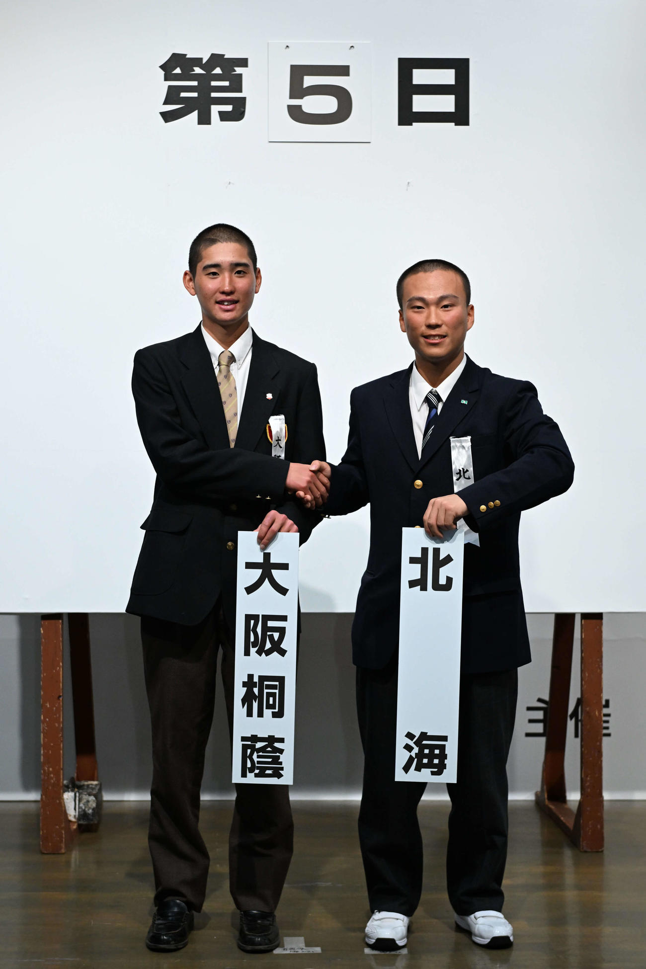 対戦が決まり健闘を誓う大阪桐蔭の宮本主将（左）と北海の金沢主将（代表撮影）
