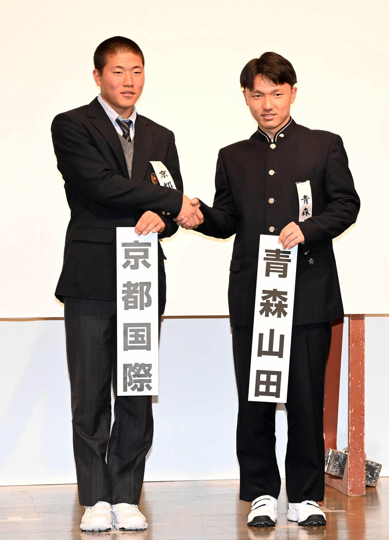 選抜での対戦が決まり健闘を誓う京都国際・中崎主将（左）と青森山田・橋場主将（撮影・前岡正明）