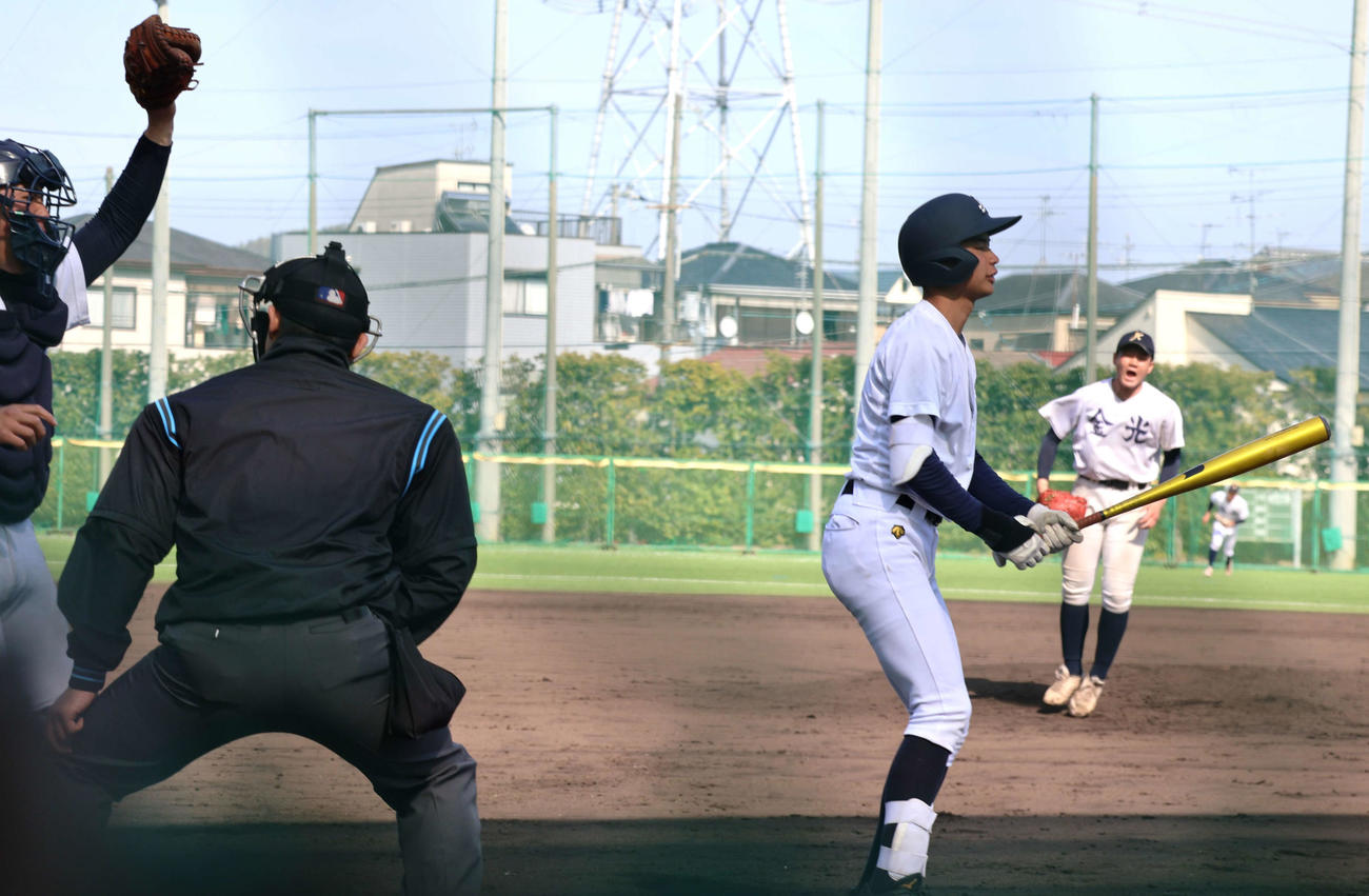 2死一、三塁で空振り三振に倒れた京都外大西のエース田中