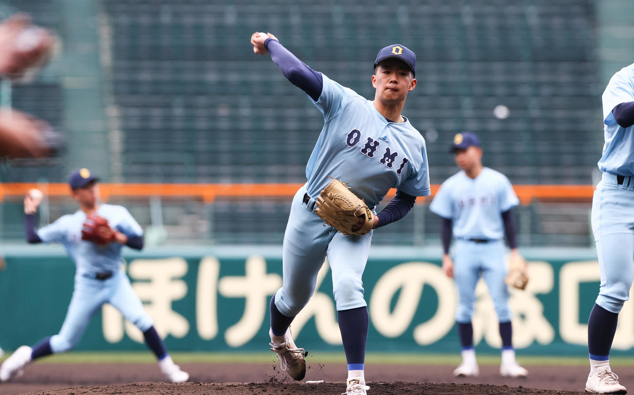 甲子園で練習をする近江の選手たち（撮影・上山淳一）