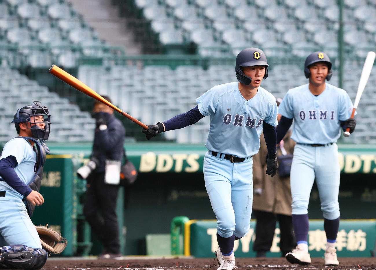 甲子園で打撃練習をする近江の選手（撮影・上山淳一）