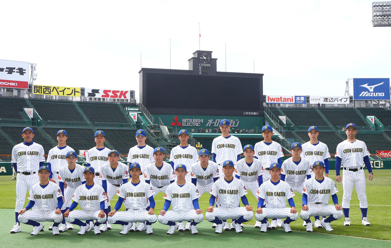 甲子園で集合写真の撮影をする中央学院ナイン（撮影・上山淳一）