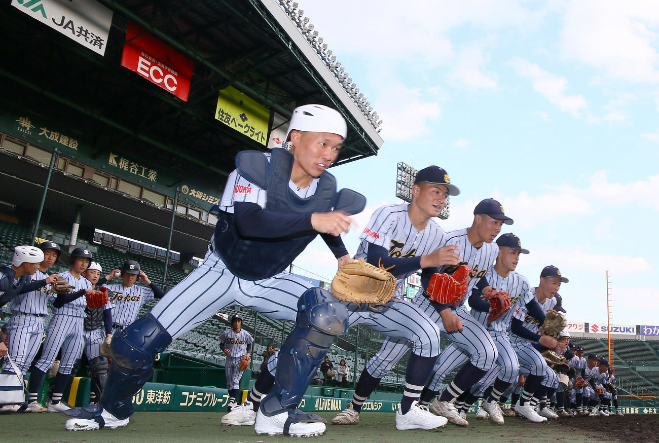 甲子園練習でグラウンドを駆け出す東海大福岡の選手たち（撮影・上山淳一）