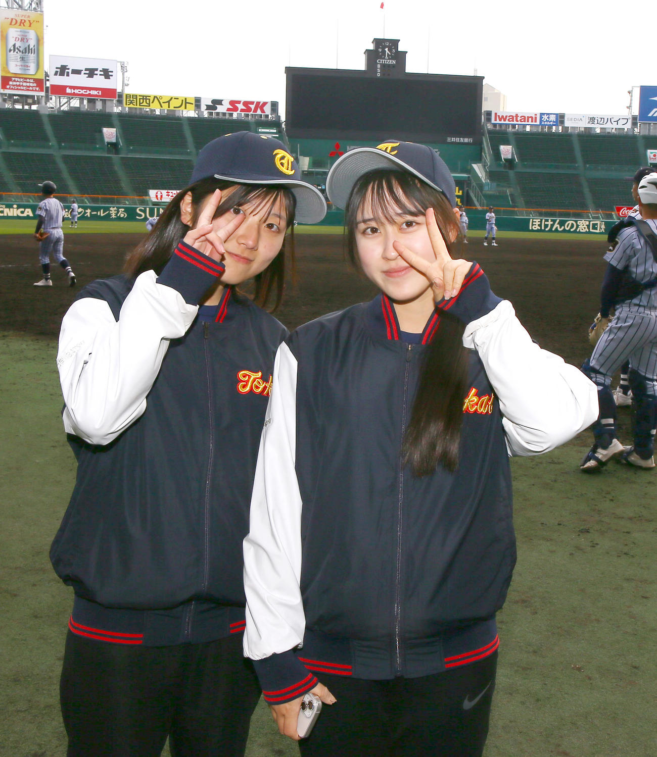 甲子園練習でポーズを決める東海大福岡の女子部員（撮影・上山淳一）