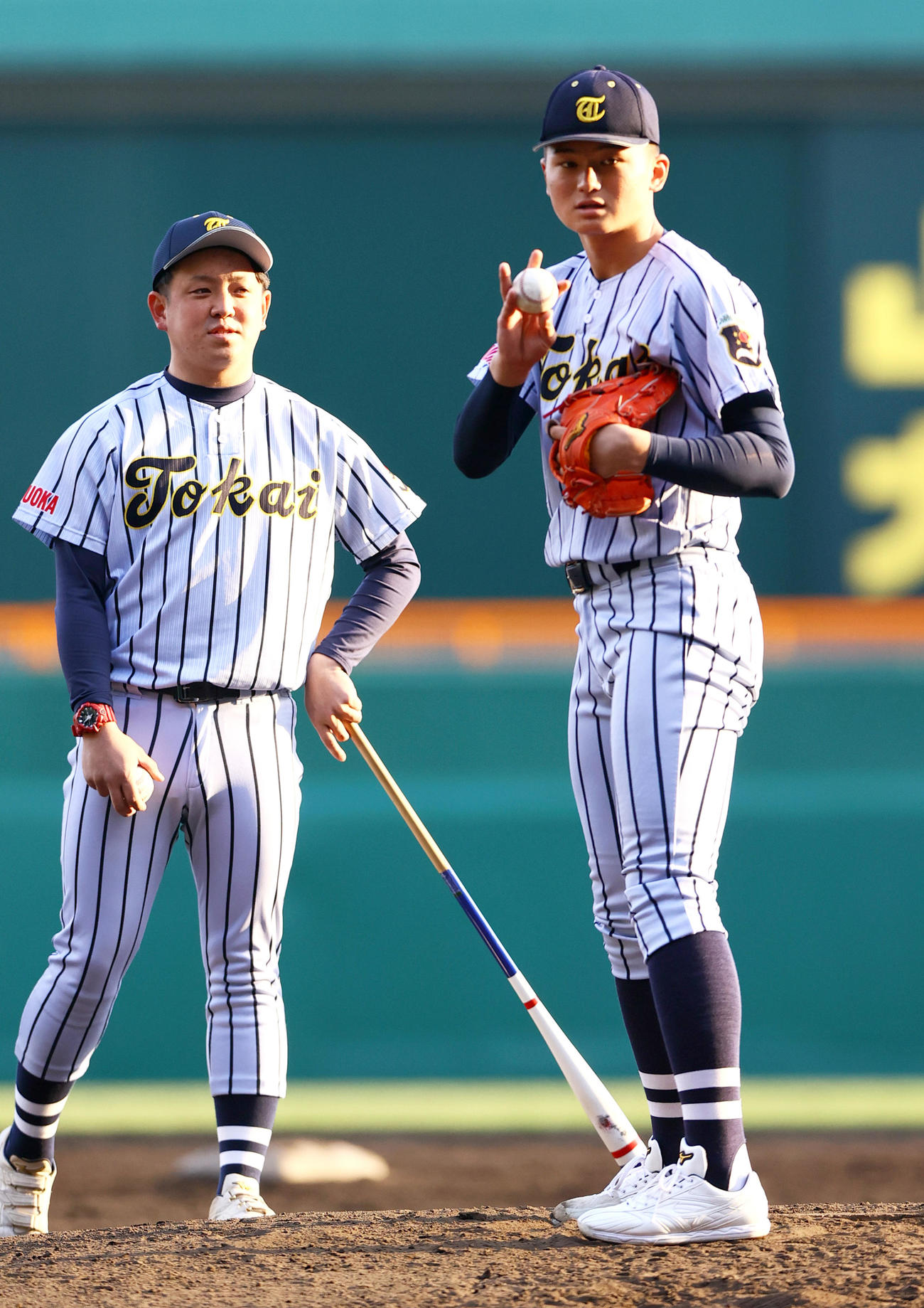 甲子園のマウンドに上がり投球練習を行う東海大福岡のエース佐藤（手前）（撮影・上山淳一）