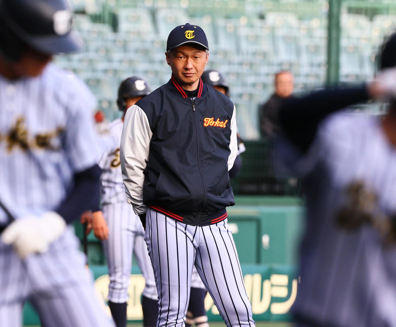 甲子園練習する選手を見守る東海大福岡の中村監督（撮影・上山淳一）