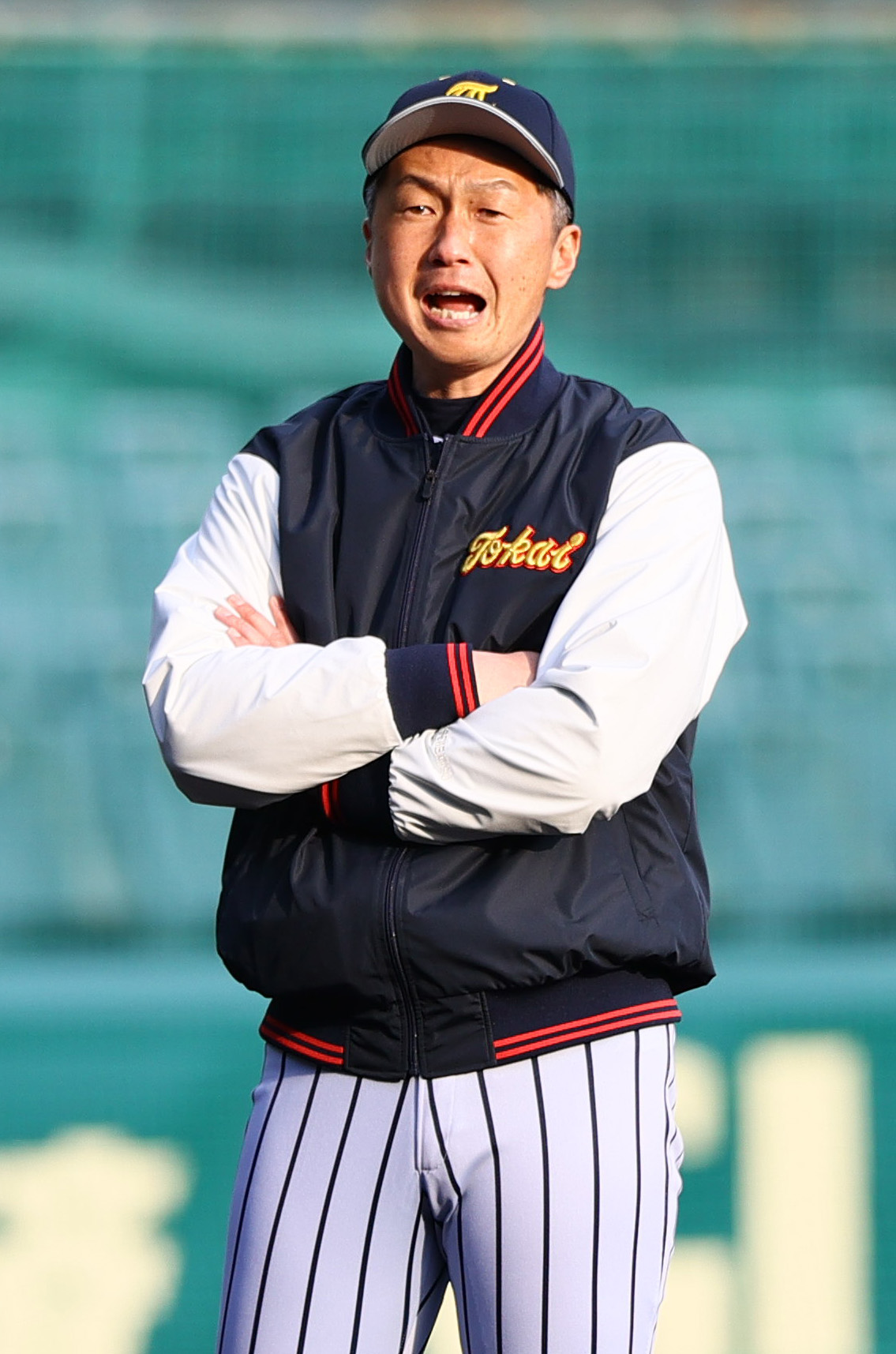 甲子園練習で指示を出す東海大福岡の中村監督（撮影・上山淳一）