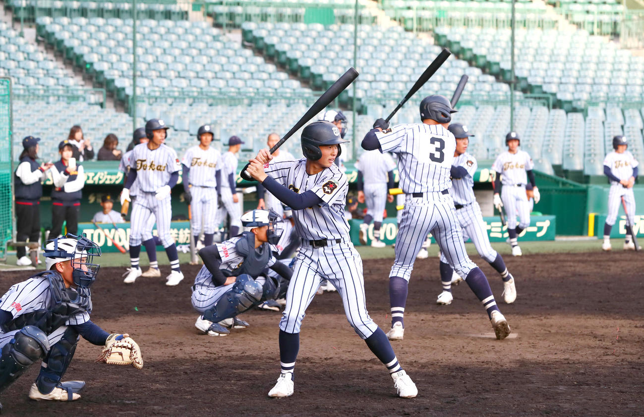 甲子園で練習をする東海大福岡の選手ら（撮影・上山淳一）