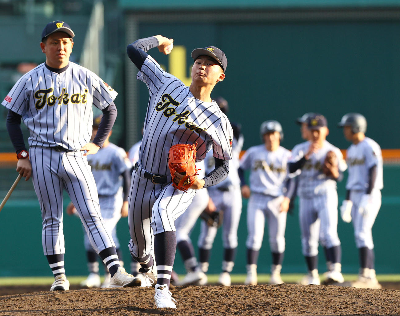 甲子園のマウンドに上がり投球練習を行う東海大福岡のエース佐藤（手前）（撮影・上山淳一）