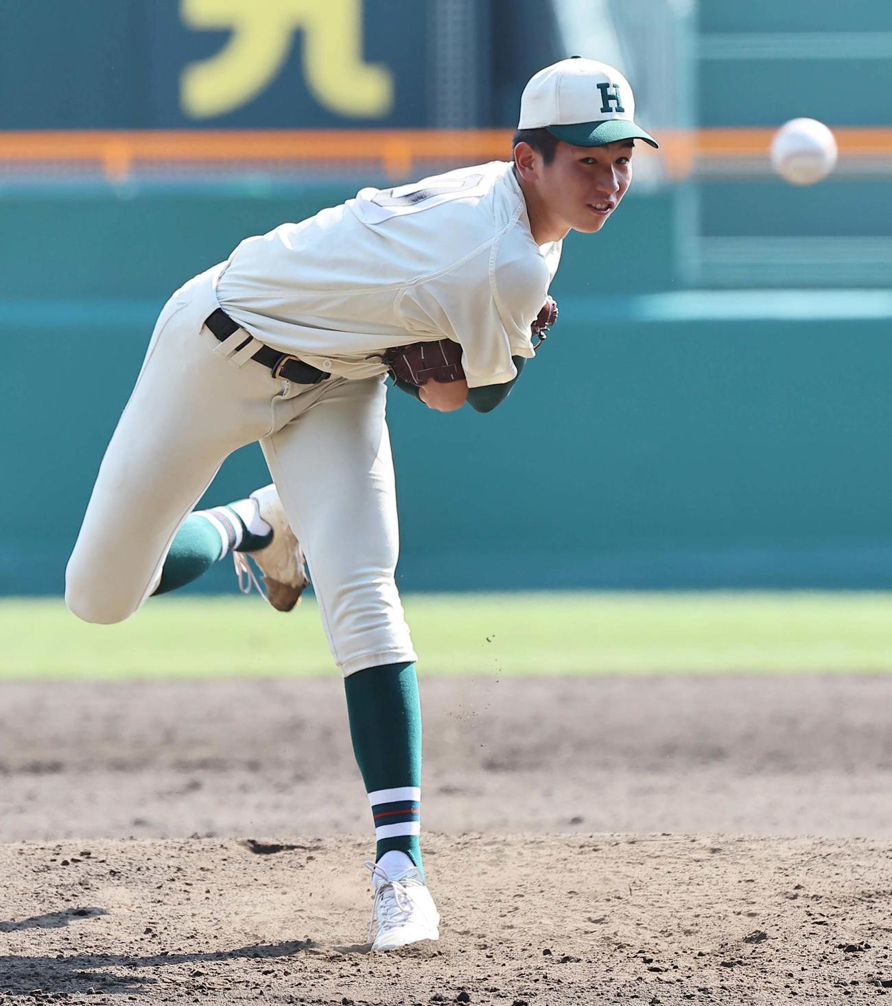 マウンドで投球練習をする報徳学園・今朝丸（撮影・上田博志）