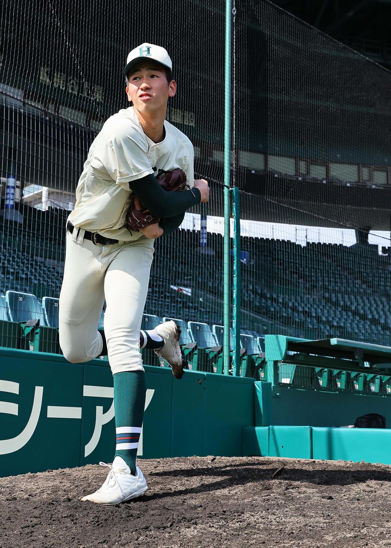 ブルペンで投球練習をする報徳学園・今朝丸（撮影・上田博志）