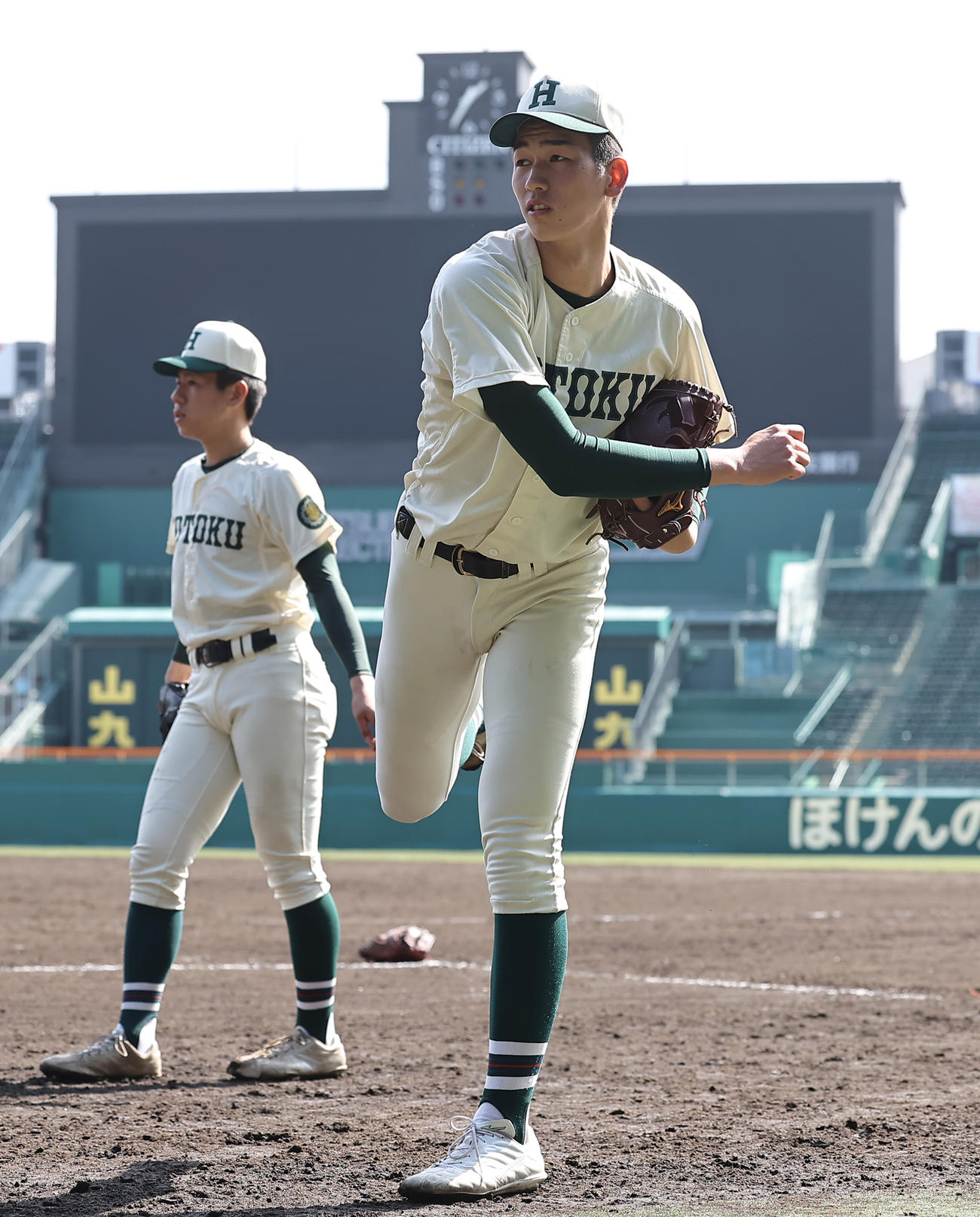 甲子園球場でキャッチボールをする報徳学園・今朝丸（撮影・上田博志）