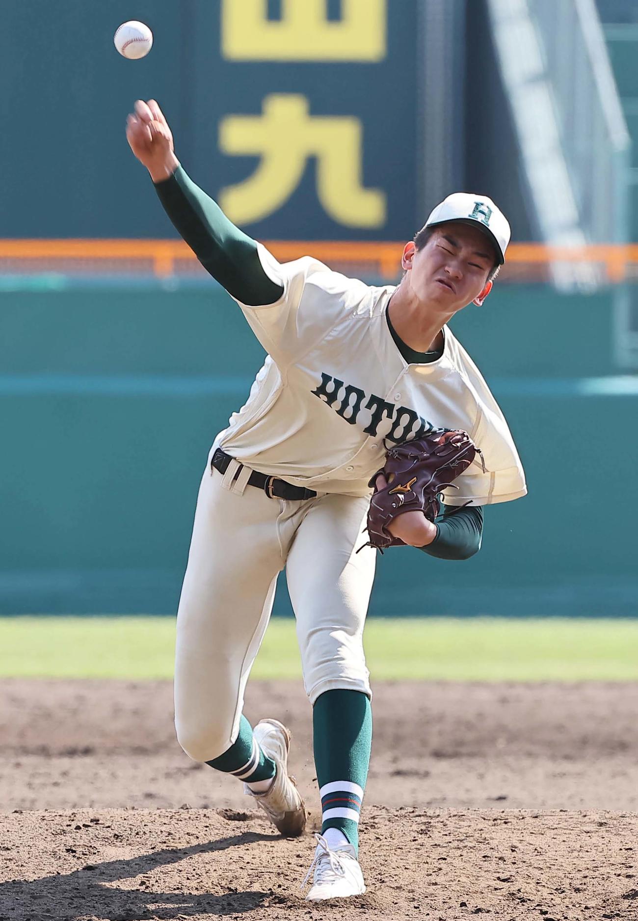 マウンドで投球練習をする報徳学園・今朝丸（撮影・上田博志）